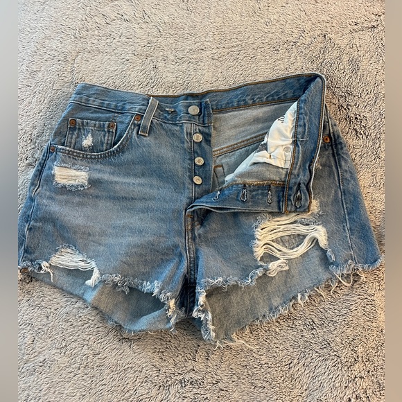 Womens Levi’s denim shorts - Picture 2 of 4